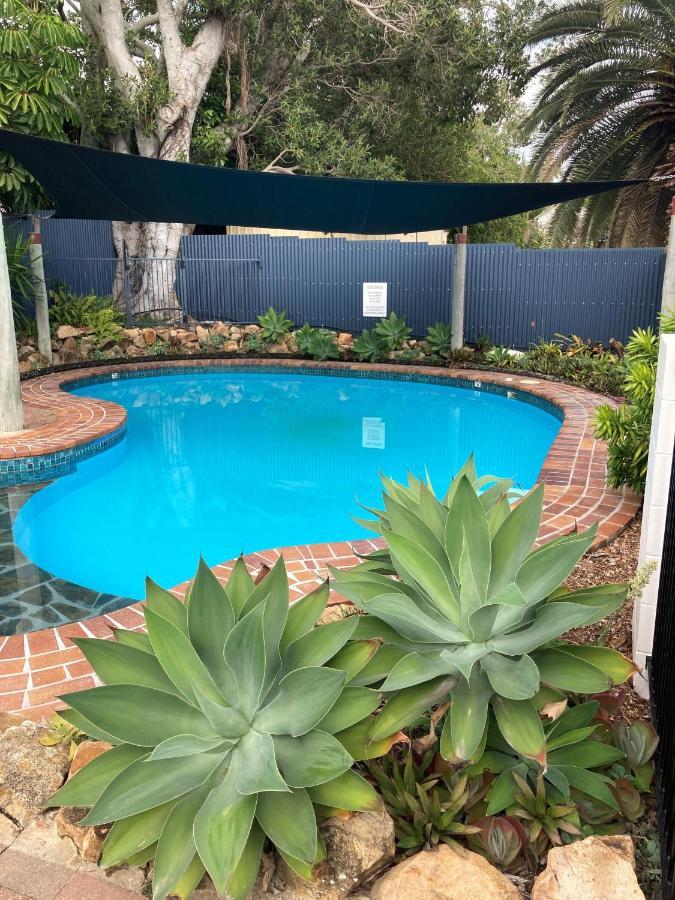 Endeavour Inn Emu Park Bagian luar foto