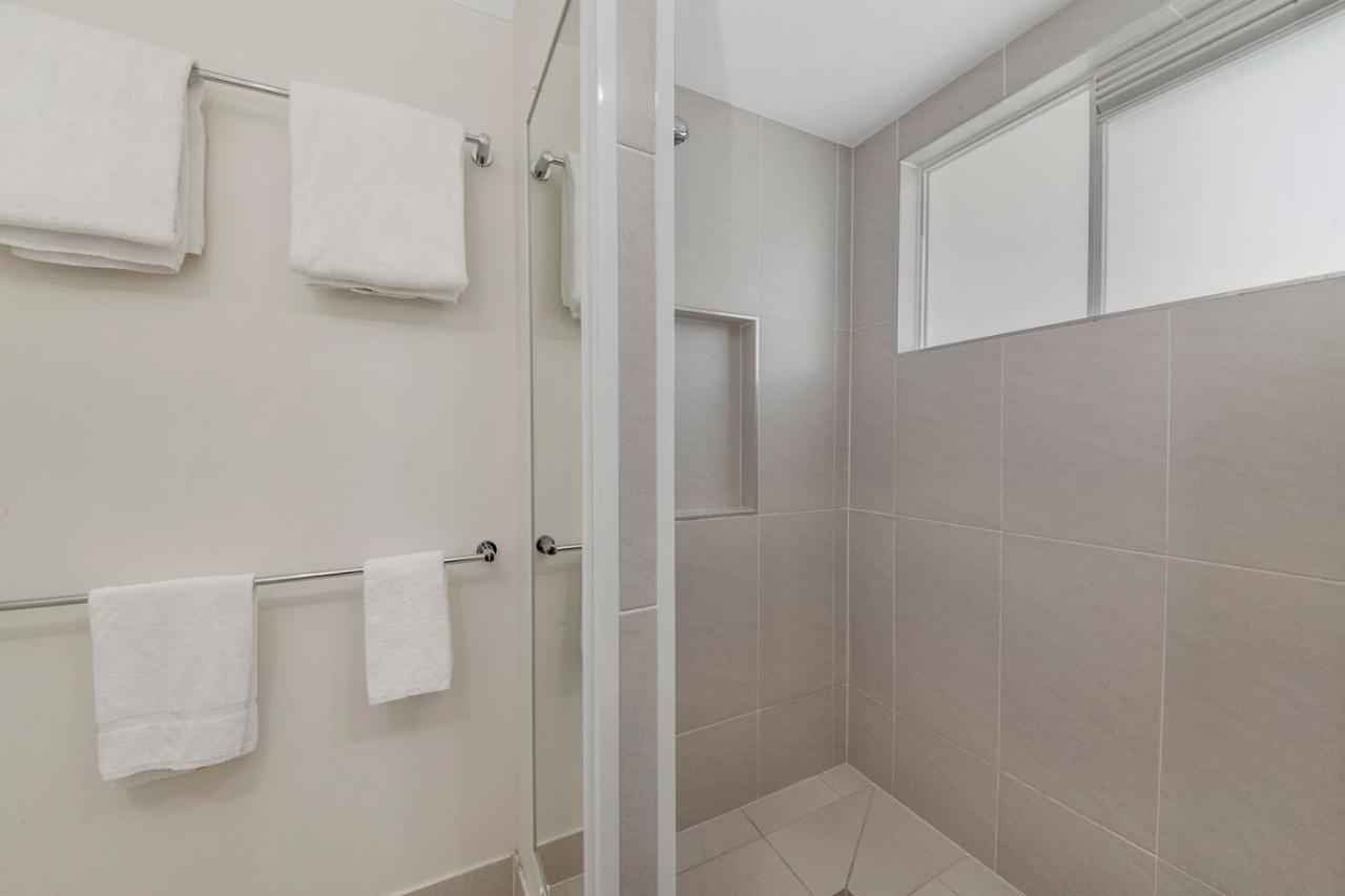 Endeavour Inn Emu Park Bagian luar foto
