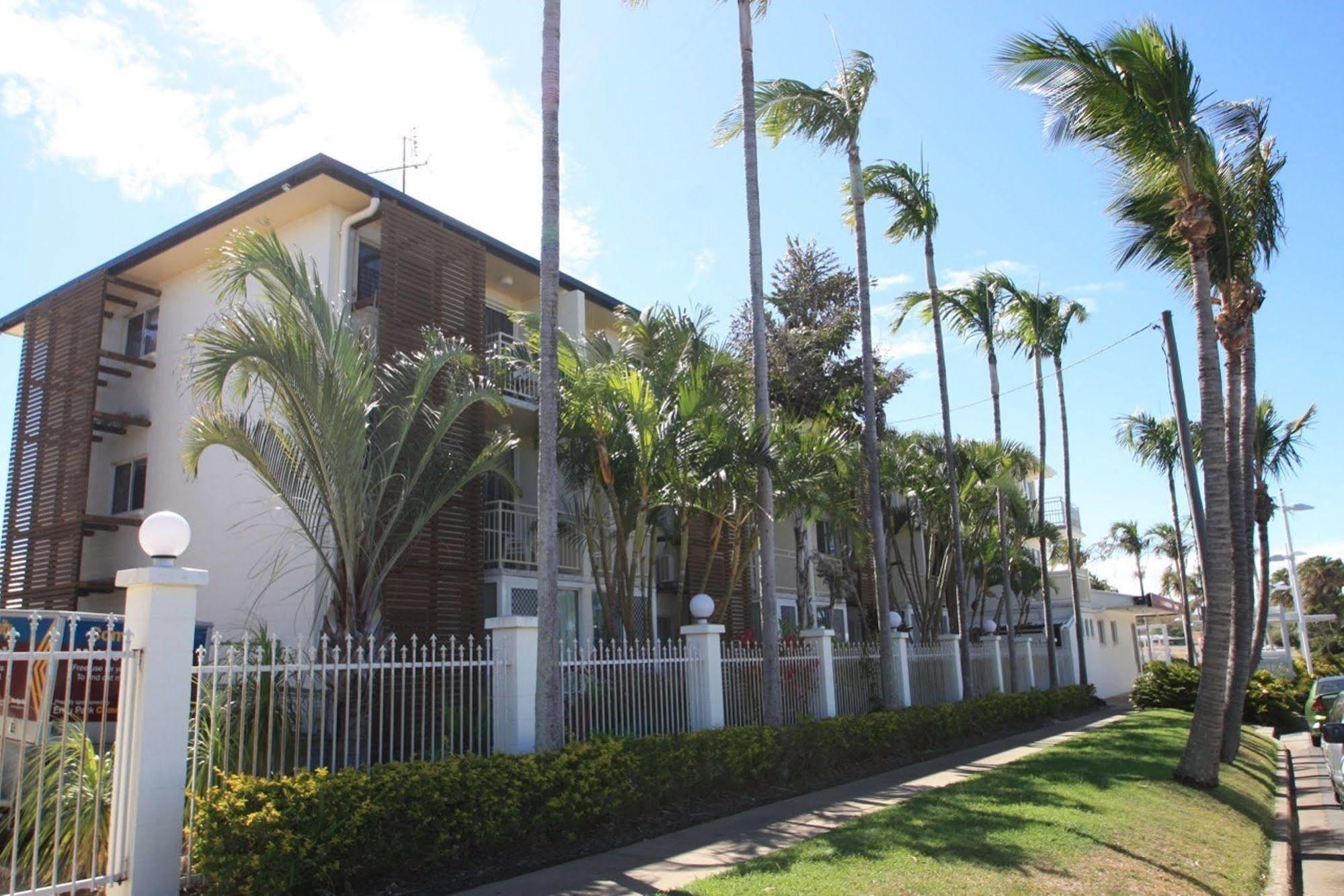 Endeavour Inn Emu Park Bagian luar foto