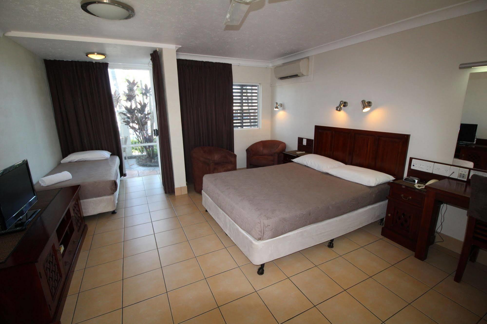 Endeavour Inn Emu Park Bagian luar foto
