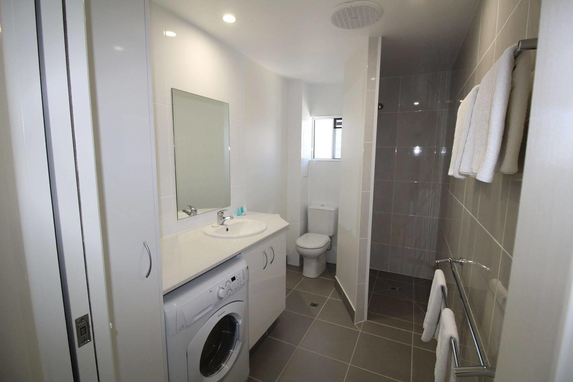 Endeavour Inn Emu Park Bagian luar foto