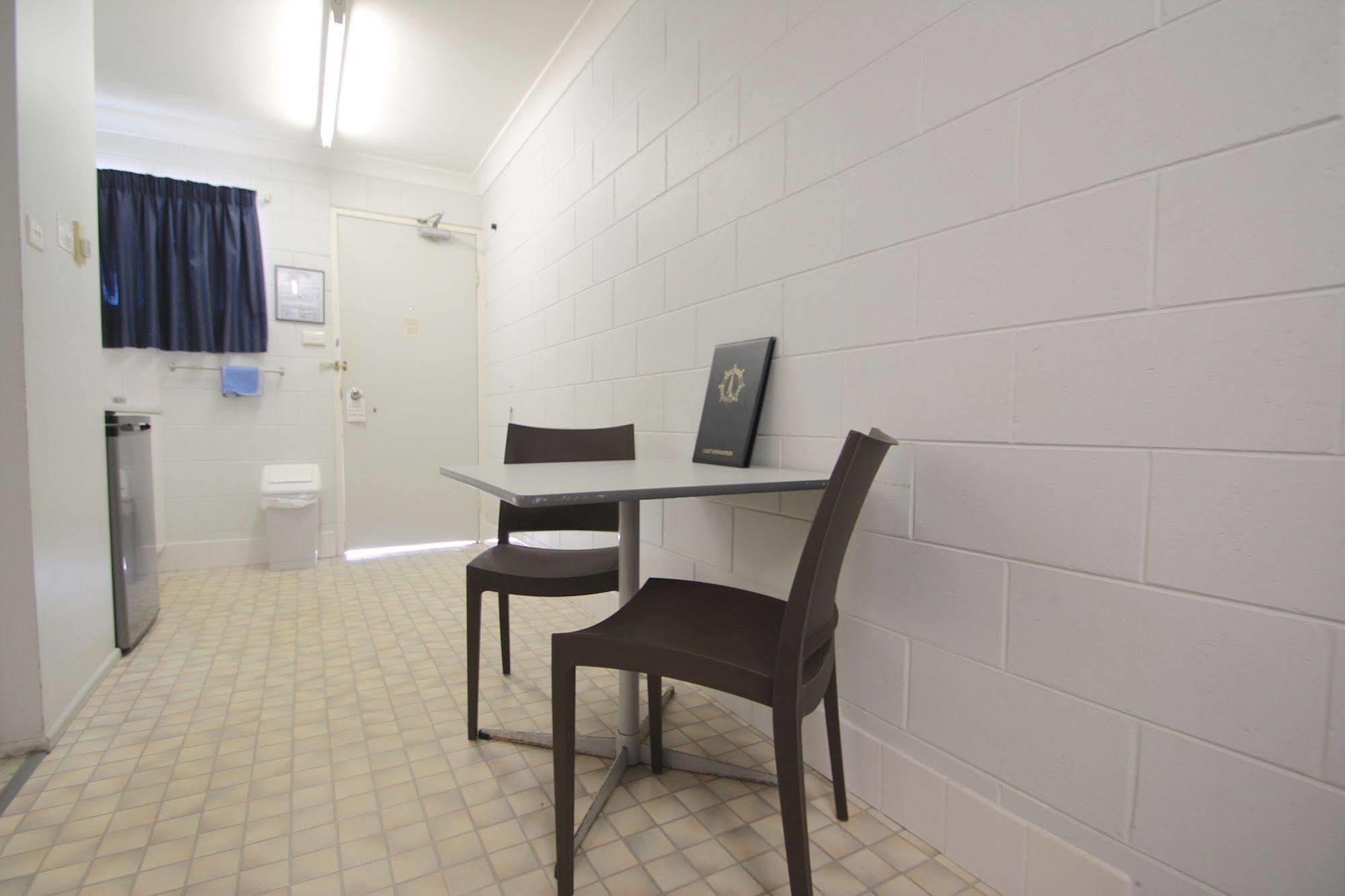 Endeavour Inn Emu Park Bagian luar foto