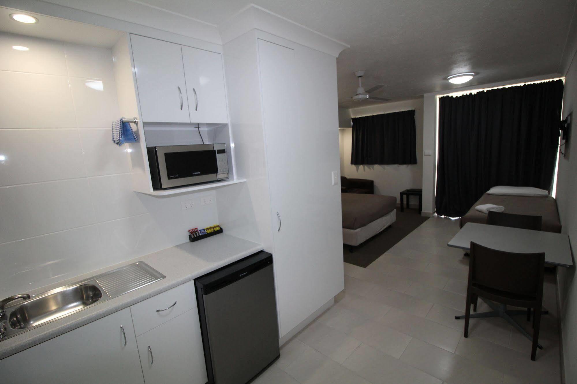 Endeavour Inn Emu Park Bagian luar foto