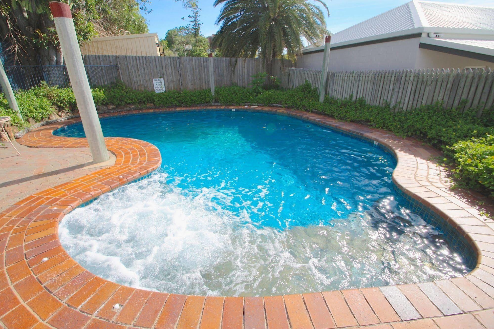 Endeavour Inn Emu Park Bagian luar foto